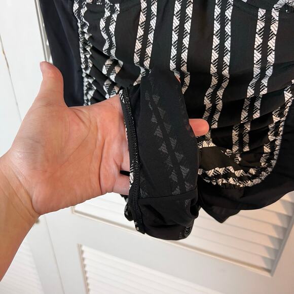 Torrid Black & White Chevron One Piece Swimsuit Size 3 Ruched Bustier Style - Picture 7 of 7